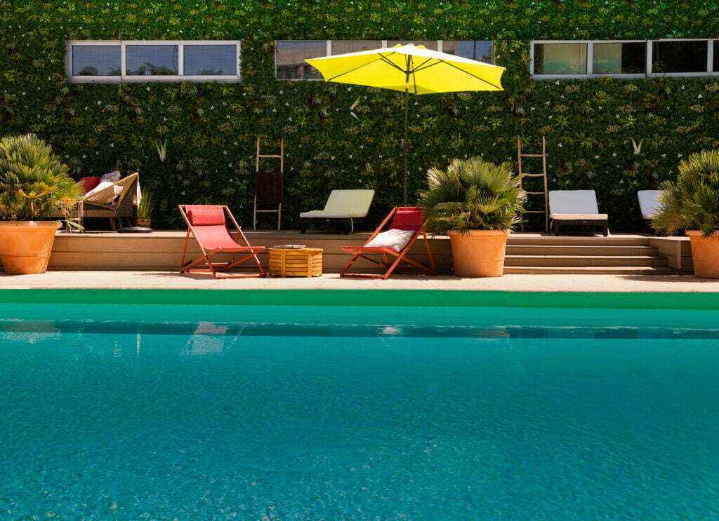 Piscine extérieur du Pacificlub avec transat